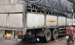 Vụ 3 mẹ con bị xe tải cán tử vong: Xót xa cảnh người bố ôm khư khư 3 chiếc quan tài
