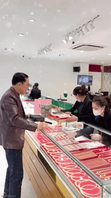 Video: Người đàn ông mang cả 