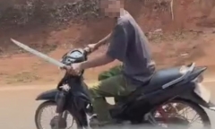 Bắt đối tượng say rượu, chạy xe máy vác mã tấu để dọa tài xế xe tải