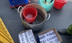 TP.HCM: Phát hiện 5 người dán hàng ngàn tờ rơi 