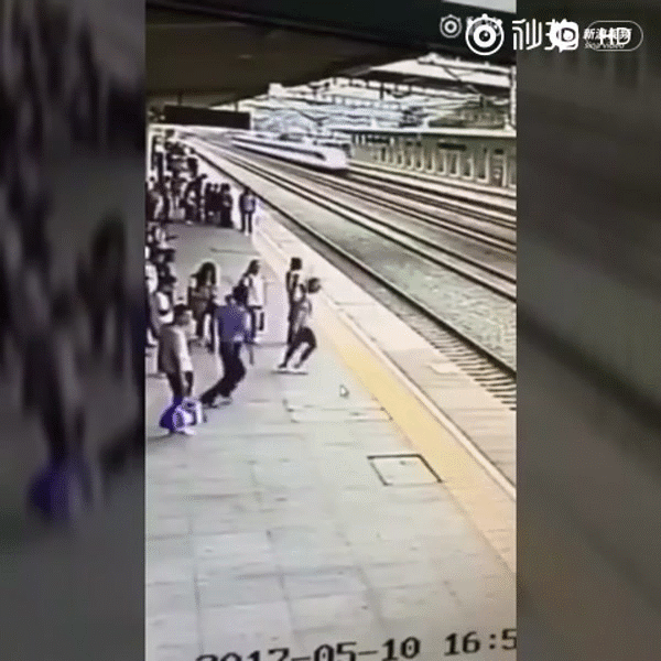Kinh hoàng trước pha cứu người phụ nữ trẻ chán sống của nhân viên ga tàu Trung Quốc