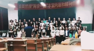 Khoảnh khắc hơn 20 học sinh đang hát tập thể thì đột ngột 