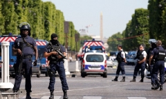 Pháp: Xe chở đầy vũ khi đâm vào cảnh sát ở đại lộ Champs Elysees