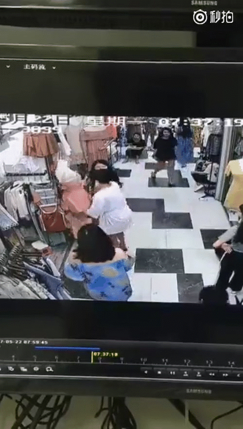 Trung Quốc: Tranh giành địa bàn, 2 hot girl bán hàng lao vào đánh nhau tan tác