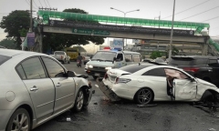 Phát hiện chồng đang chở bồ nhí, vợ cuồng ghen lao thẳng ô tô vào xe Mercedes của chồng