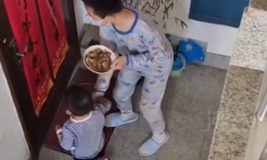 Hai anh em “đốn tim” cư dân mạng khi đi đưa đồ ăn cho cụ ông hàng xóm