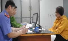 Khởi tố người phụ nữ dùng dao đâm tử vong hàng xóm 