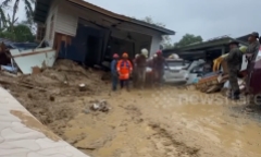 Clip: Hiện trường hàng tấn bùn từ sườn đồi đổ ập xuống ngôi nhà, 5 người thiệt mạng