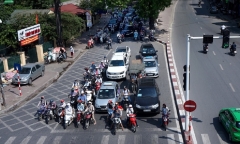 Đè vạch kẻ đường khi dừng đèn đỏ bị phạt bao nhiêu?