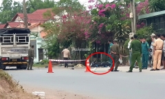 Xe máy đối đầu xe tải, 2 thanh niên văng lên vỉa hè tử vong