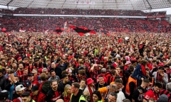Người hâm mộ Leverkusen lao xuống sân ăn mừng chức vô địch Bundesliga đầu tiên trong lịch sử