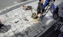 Nghe tiếng hét thất thanh, người thợ điện lao lên cứu đồng nghiệp thoát chết trong gang tấc