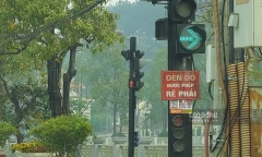 Có được dừng đèn đỏ ở làn rẽ phải không?