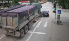 Video: Ô tô hất văng người đi xe máy vào đầu xe tải, may mắn thoát chết 