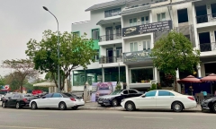 Nhiều vỉa hè thành nơi trông xe, buôn bán, phường Trung Hòa bao giờ xử lý?
