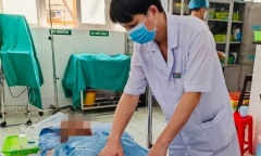 Người đàn ông nguy kịch vì bị lưỡi cưa văng trúng vào vùng bụng