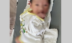 Xót xa bé trai sơ sinh nặng 3kg bị bỏ rơi trong balo màu đen gần sân bóng