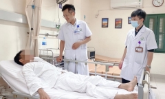 Người đàn ông bị vỡ tinh hoàn vì va chạm khi đá bóng