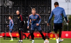 HLV Erik ten Hag chạy gần 14km cùng cầu thủ Man Utd trước trận thắng Liverpool