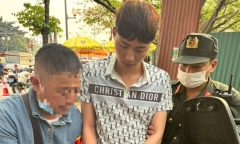 Nam thanh niên mang súng K54 đi dạo phố, bị lực lượng 141 phát hiện