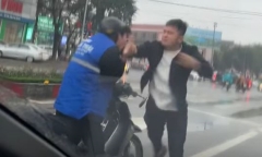 Công an lấy lời khai, làm rõ vụ người đàn ông đánh túi bụi thanh niên giữa đường