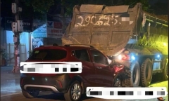 Ô tô con lao vào đuôi xe tải, 2 người tử vong