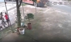 Thương tâm: Chạy theo người thân qua đường, bé 3 tuổi bị xe container tông tử vong