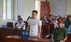 Hà Tĩnh: Người đàn ông xách dao lên trụ sở UBND xã