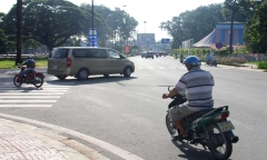 Đi vào đoạn đường cong có cần bật xi nhan không?