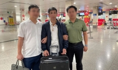 Bắt đối tượng truy nã sau 4 năm lẩn trốn ở nước ngoài tại sân bay Tân Sơn Nhất