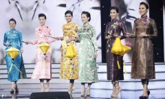 Top 3 Hoa khôi Áo dài Việt Nam ăn tối chia tay Hoa hậu Thế giới Ivian Sarcos