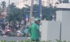 Phạt hành chính tài xế xe ôm công nghệ tự ý điều chỉnh đèn giao thông ở TP.HCM