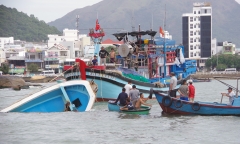 Chìm tàu cá trên biển Nha Trang, 1 người tử vong, 1 người mất tích