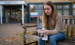 Chia tay người yêu vô tâm, cô gái chết lặng khi cầm tờ kết quả khám bệnh trên tay