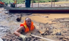 Tin thời sự mới ngày 30/7: Công an Điện Biên bơi giữa dòng củi tìm người mất tích