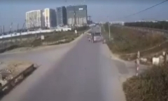 Clip: Kinh hoàng khoảnh khắc xe tải đâm ô tô, văng trúng người đi xe máy