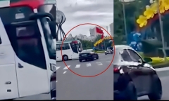 Clip: Tài xế ô tô nẹt pô, lạng lách, tạt đầu xe khách ở Nha Trang
