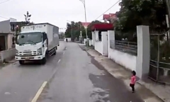 Clip: Camera ghi lại cảnh bé gái lao ra đường ngay trước đầu ô tô ở Hải Dương
