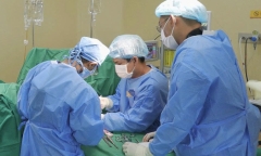  Tài xế vô tình nhấn cần số, người phụ nữ bị cuốn vào máy cày nguy kịch