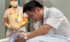 Bác sĩ quân y nghẹn ngào, thực hiện di nguyện hiến giác mạc của người mẹ quá cố