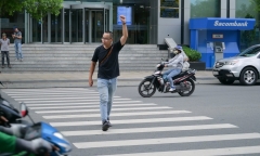 Người đi bộ không ra tín hiệu bằng tay khi sang đường cũng có thể bị phạt
