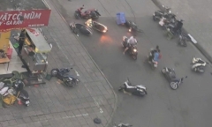 Giông lốc bất ngờ xuất hiện ở Hà Nội, cuốn phăng xe máy, giật sập mái tôn, quật đổ cây cổ thụ