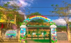 Hiệu trưởng trường mầm non và phụ huynh 