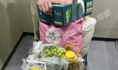 Mẹ già vượt quãng đường 800km để tiếp tế 250kg thực phẩm cho gia đình con trai