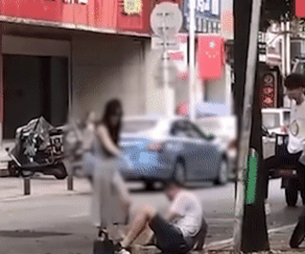 Cô gái tung cước liên tục vào đầu bạn trai giữa phố, nguyên nhân khiến nhiều người thốt lên