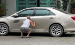 Bị ô tô chắn lối đi ngay trước cửa nhà, cụ ông có màn 