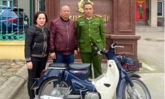 Cháu gái đi chơi để quên xe máy ở vườn hoa, chủ nhân được công an gọi điện trao trả