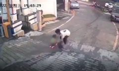 Chàng trai liều mình cứu bé trai 5 tuổi khỏi ván trượt lao dốc không phanh