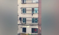 Clip: Thót tim màn giải cứu em bé treo lơ lửng trên ban công