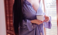 Elly Trần diện áo không quần, lả lơi vai trần bên cửa sổ